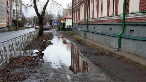 Тротуар новый, проблемы старые: лужи заполнили пешеходные дорожки в Архангельске