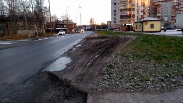 Разворот по беспределу: автобусы уничтожили газон у ТРЦ «РИО» в Архангельске