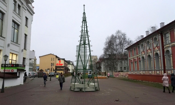 В Архангельске начали собирать первую городскую новогоднюю ёлку