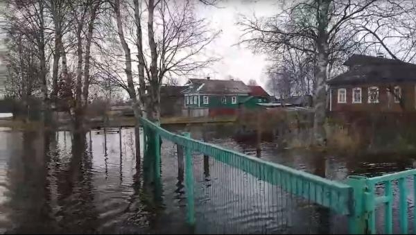 Видео: деревню Реушеньга в Архангельске подтопило нагонной волной