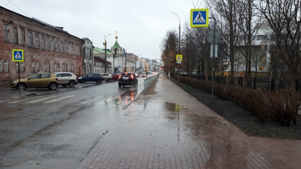 Тротуар новый, проблемы старые: лужи заполнили пешеходные дорожки в Архангельске