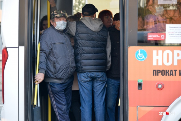 Жители жалуются на давку в автобусах. Что отвечает оперштаб по коронавирусу Архангельской области
