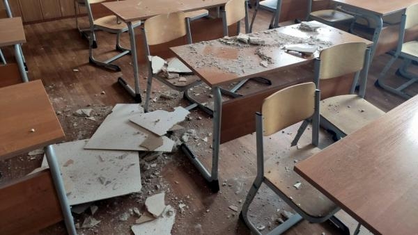 В архангельской школе №22 во время урока на ребенка рухнула часть потолка