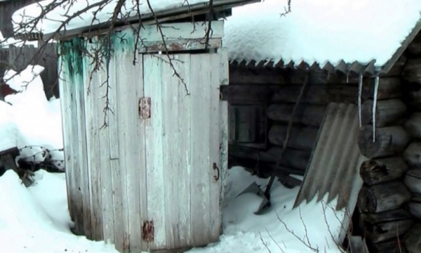 В Архангельской области спасатели вызволили бабушку, упавшую в туалет прямого падения