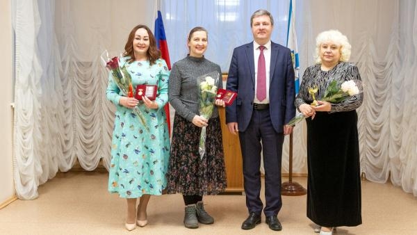 Дмитрий Морев наградил победительницу конкурса «Женщина года» и многодетных мам