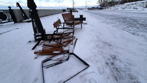 Вандалы раскурочили установленные летом лавки на Красной пристани в Архангельске