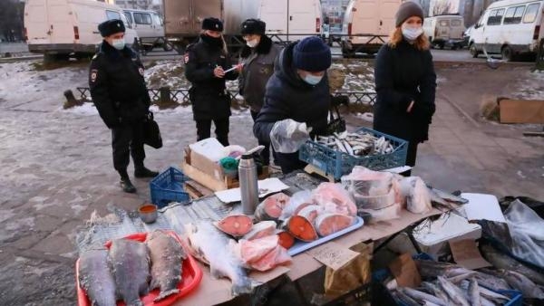 Прикинулся грузчиком: в Архангельске продавец нелегальной рыбы избежал наказания