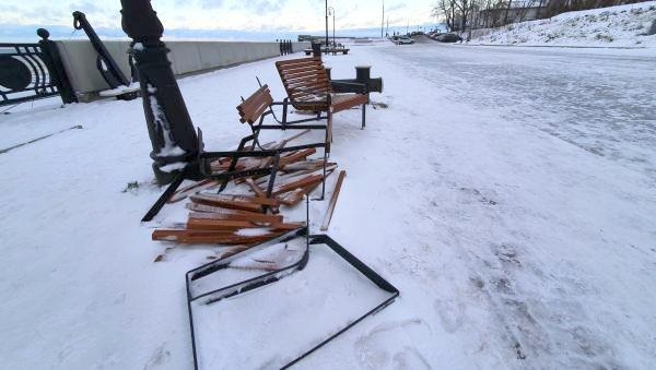 Скамейки на Красной пристани в Архангельске сломал молодой водитель «семерки»
