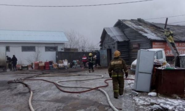 Сотрудники МЧС ликвидировали пожар на продуктовом складе в Северодвинске