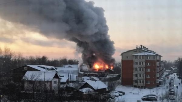 Семья из Архангельска лишилась дома после сильного пожара