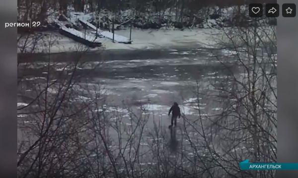 Под Архангельском мужчина устроил экстремальное катание на коньках по тонкому льду