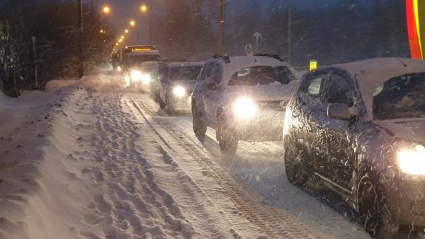 Пробки, снег и нервы: что было с утра на дорогах Архангельска