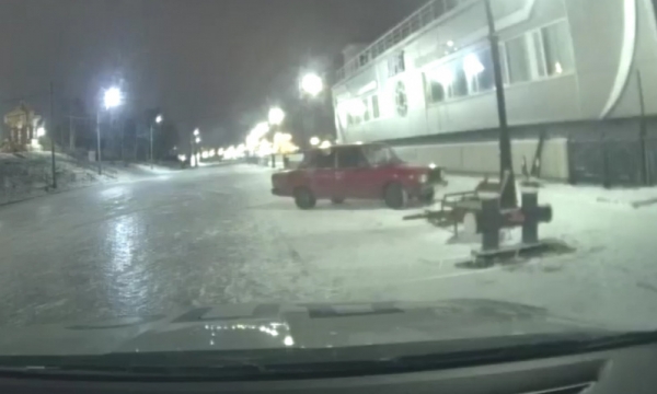 В Архангельске задержали гонщика-вандала, который разнёс новые скамейки на Красной пристани