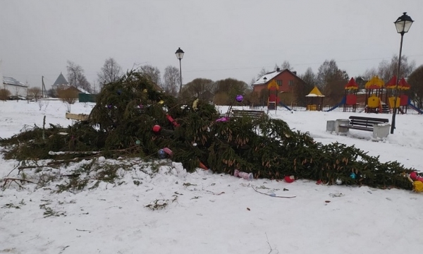 Новогодняя ёлка в Прилуках упала уже второй раз за месяц