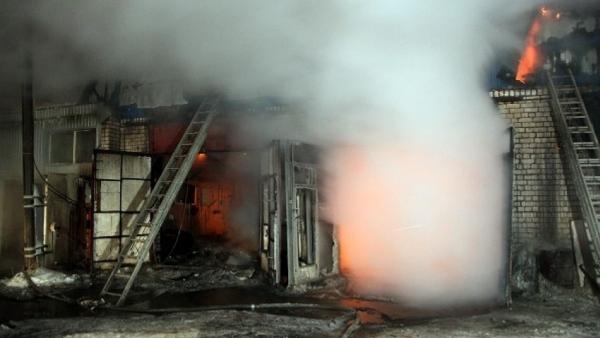 Сильный пожар уничтожил пять гаражных боксов в Архангельске