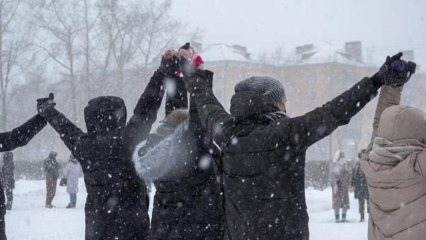 Водили хороводы и размахивали трусами: в Северодвинске прошла протестная акция
