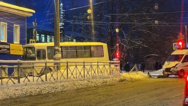 У больницы в Архангельске столкнулись рейсовый «ПАЗ» и карета скорой помощи