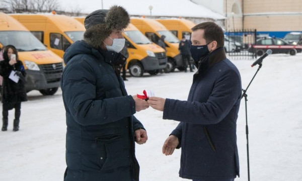 Александр Цыбульский вручил представителям районов ключи от новых школьных автобусов