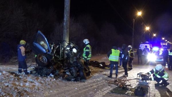 Машину разорвало пополам: на Маймаксанском шоссе погиб водитель «Логана»