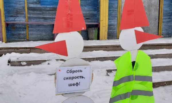 Снеговики в Архангельской области выходят на дороги