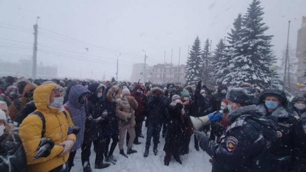 В центре Архангельска в сильный снегопад собрались сотни протестующих жителей