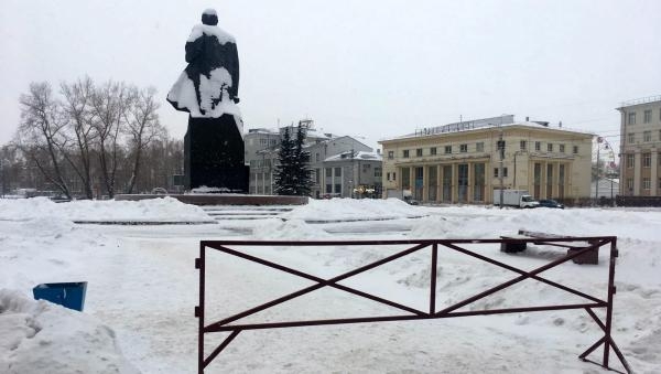 Фотофакт: площадь Ленина в Архангельске закрыта для прогулок