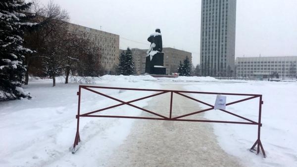 Фотофакт: площадь Ленина в Архангельске закрыта для прогулок