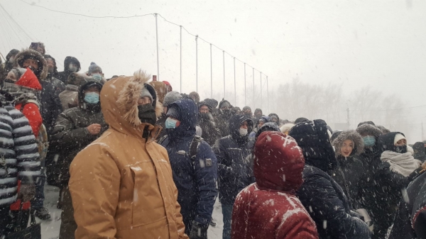 В центре Архангельска в сильный снегопад собрались сотни протестующих жителей