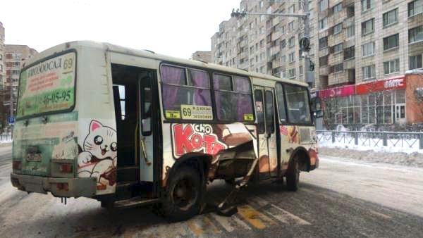 В утреннем ДТП с участием автобуса и такси в Архангельске пострадали два человека
