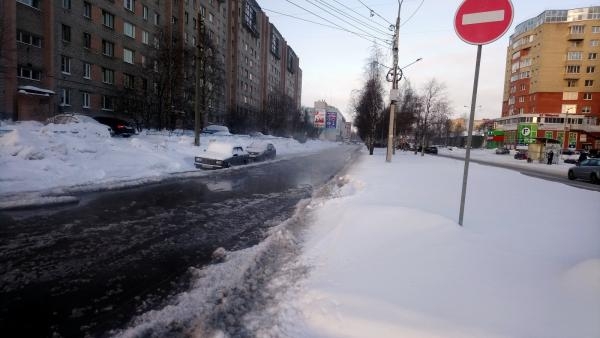 Внимание автомобилистам: участок улицы Гагарина затоплен в результате прорыва трубы