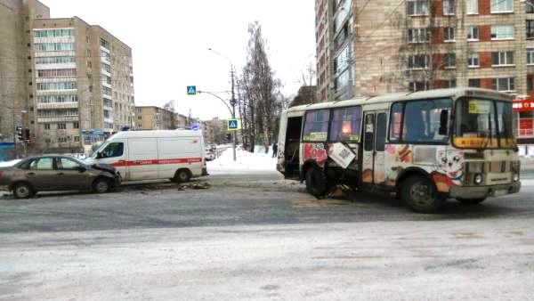 В утреннем ДТП с участием автобуса и такси в Архангельске пострадали два человека