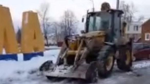 Видео снегоуборщика с вращающимися на месте колесами озадачило архангелогородцев 