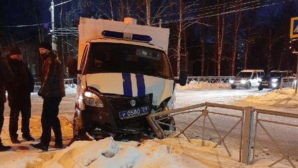 В центре Архангельска в аварию попал полицейский конвойный автомобиль