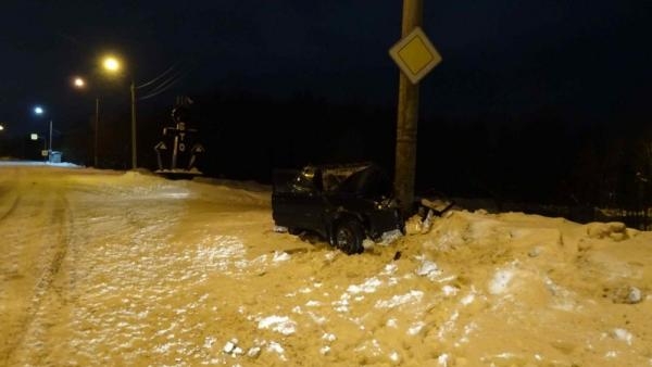 В Архангельске очередной пьяный водитель врезался в фонарный столб
