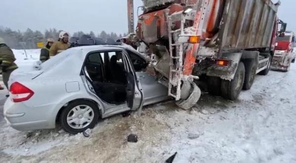 На трассе под Архангельском легковушка врезалась в снегоуборочную машину
