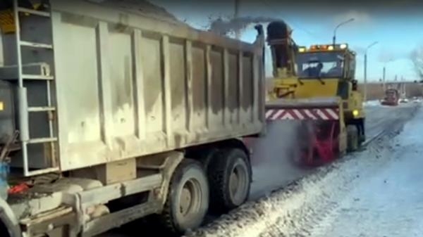 Японская супермашина для уборки снега приступила к работе в Архангельске