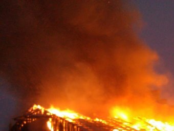 В Приморском районе мужчина погиб в пожаре, произошедшем в рыбацкой избе. Ещё 5 человек пострадали