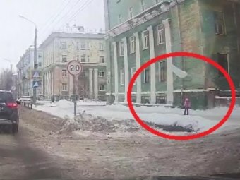 Видео: в Северодвинске куча снега рухнула на девочку. Прокуратура инициировала проверку