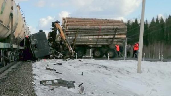 Лесовоз врезался в движущийся грузовой состав в Коношском районе