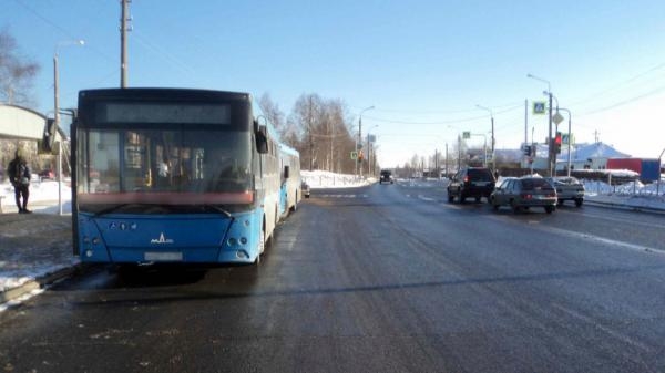 При столкновении низкопольных автобусов в Архангельске пострадали два пассажира