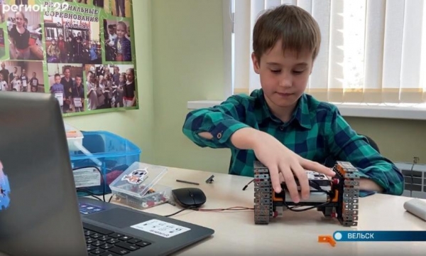 Жительница Вельска открыла клуб технического творчества, где дети занимаются робототехникой