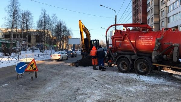 В Архангельске из-за прорыва трубы затопило часть улицы Иоанна Кронштадтского