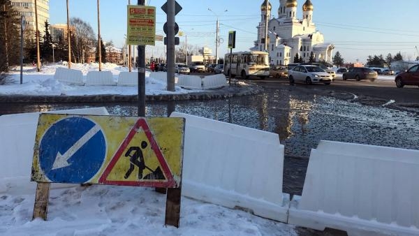 В Архангельске из-за прорыва трубы затопило часть улицы Иоанна Кронштадтского
