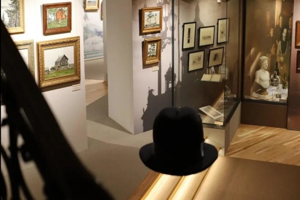   В обновленном музее Писахова в Архангельске появились "говорящие" шляпы 