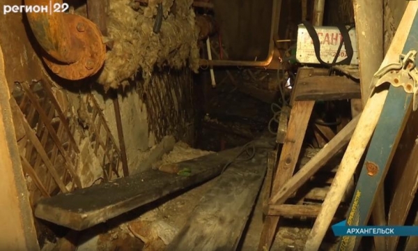 Рухнувший потолок, минусовая температура в комнате, плесень и крысы: жильцы «деревяшки» на Сульфате выживают в аварийном доме