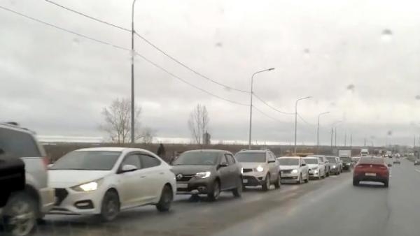 Стоим и терпим: горожане продолжают страдать в пробке на Краснофлотском мосту