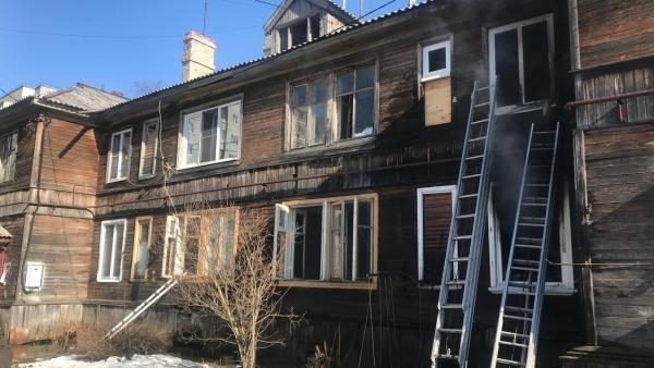 При пожаре в «деревяшке» в центре Архангельска погибла пожилая женщина