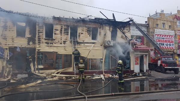 В Архангельске полностью сгорел популярный ресторан «Девичья башня»