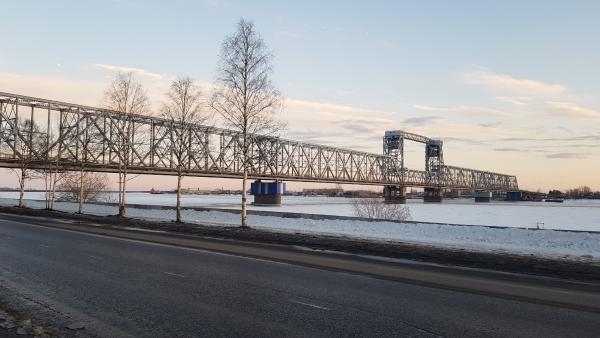 Во время ремонта жд-моста в Архангельске рабочий сорвался вниз с 13-метровой высоты