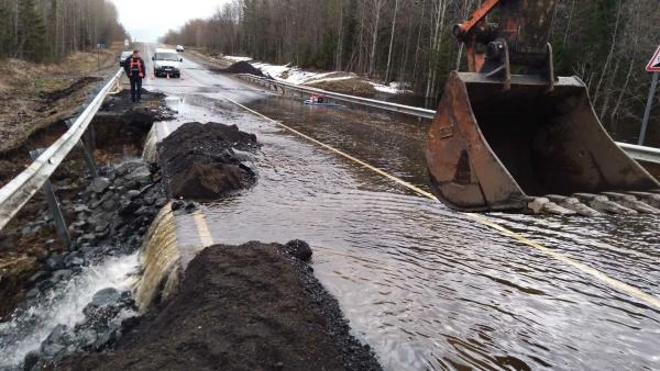 Дорогу на подъезде к аэропорту «Васьково» близ Архангельска затопило талыми водами